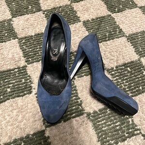 Tod’s blue suede pumps